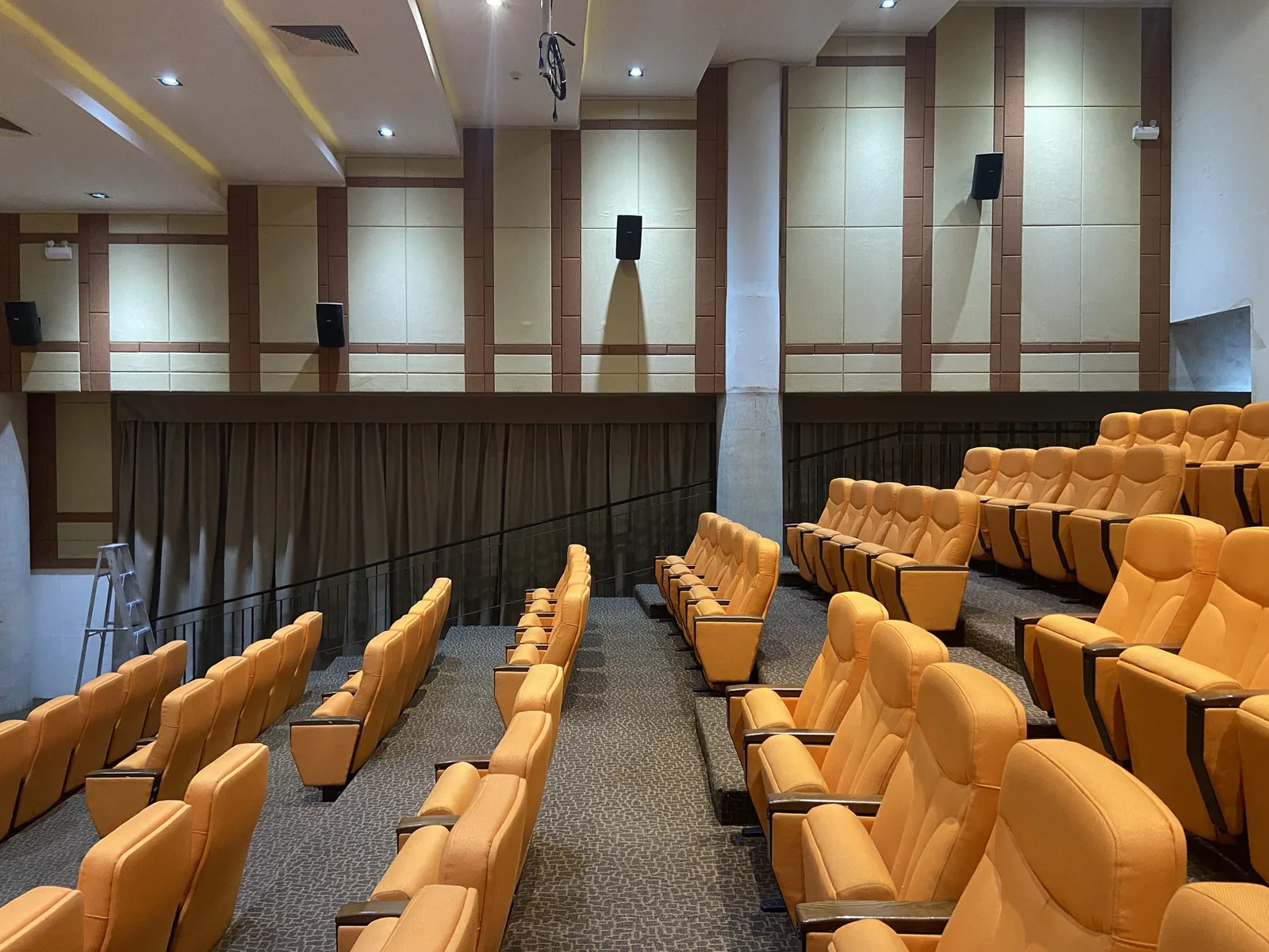 ห้องประชุมแบบขั้นบันได มหาวิทยาลัยมหิดล · ผ้าม่านตลอดแนวผนัง