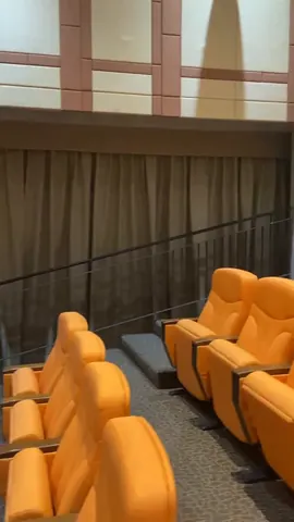 เดินดูผ้าม่านในห้องประชุมใกล้ ๆ